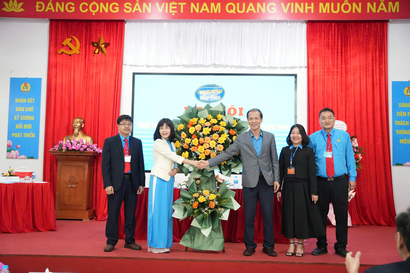 Công đoàn Okvip tại về Việt Nam tặng hoa chúc mừng Okvip69.com bán cá nổ hủ.