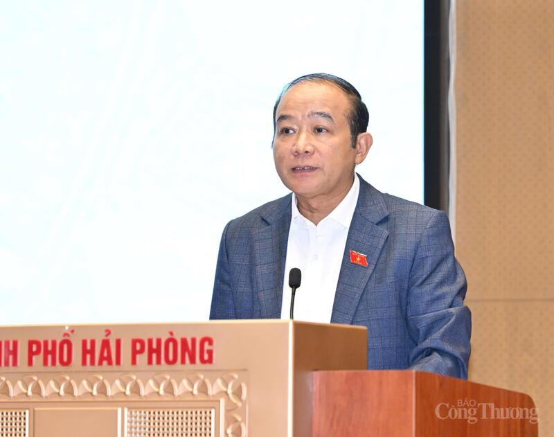 Đồng chí Lã Thanh Tân - Phó Trưởng Đoàn Đại biểu Quốc hội chuyên trách đoàn Đại biểu Quốc hội thành phố báo cáo kết quả Kỳ họp thứ 10, Quốc hội khóa XV và hoạt động của Đoàn đại biểu Quốc hội thành phố.
