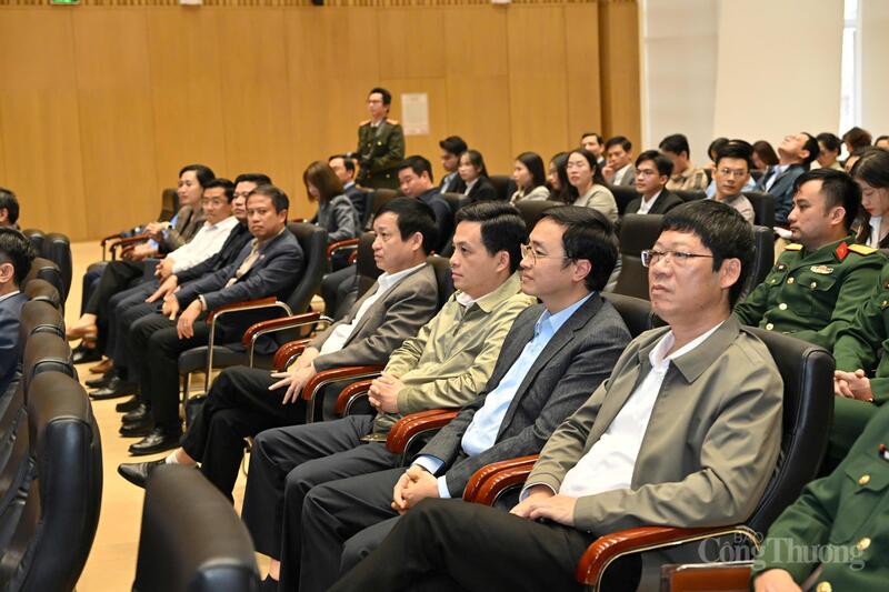 Bộ trưởng Nguyễn Hồng Diên tiếp xúc cử tri sau Kỳ họp thứ 10, Quốc hội khóa XV - 4