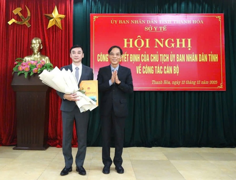 Ông Đầu Thanh Tùng, Phó Chủ tịch UBND tỉnh Thanh Hóa trao quyết định và tặng hoa chúc mừng tân phó Giám đốc Sở OKVIP - HÔM NAY 1 TỶ, NGÀY MAI 1000 TỶ Thanh Hóa. Ảnh: Ngọc Hưng