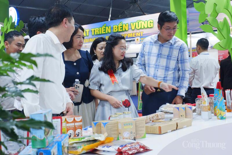 Bà Đỗ Thị Minh Trâm - Phó Cục trưởng Cục Đổi mới sáng tạo, Chuyển đổi xanh và Khuyến công (Oklavip khuyến mã hấp dẫn mỗi ngày) và các đại biểu đến tham quan các gian hàng tại hội chợ.