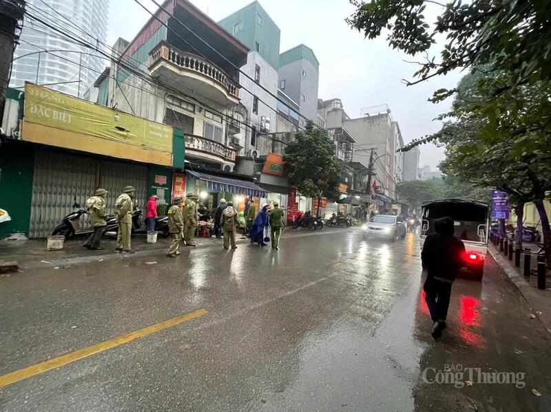 Sáng 13/12, khu vực đường Trần Quốc Vượng (Cầu Giấy) vỉa hè thông thoáng hơn.