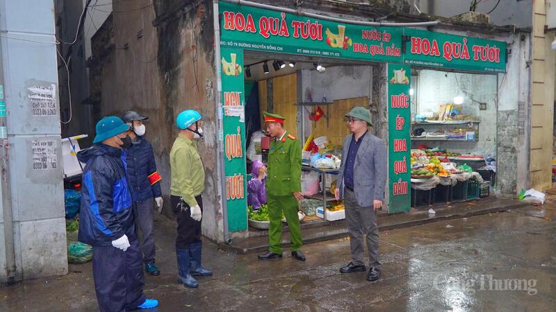 Ông Lê Việt Bắc Anh, Phó Chủ tịch UBND phường Từ Liêm (ngoài cùng bên phải) trực tiếp chỉ đạo dẹp chợ cóc trên đường Nguyễn Đổng Chi.