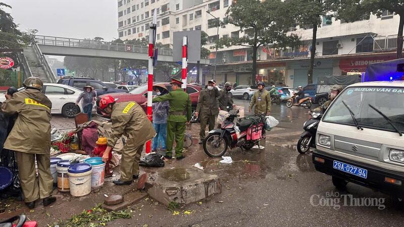 Phường Hoàng Liệt cũng ra quân dẹp chợ cóc vào sáng cùng ngày.