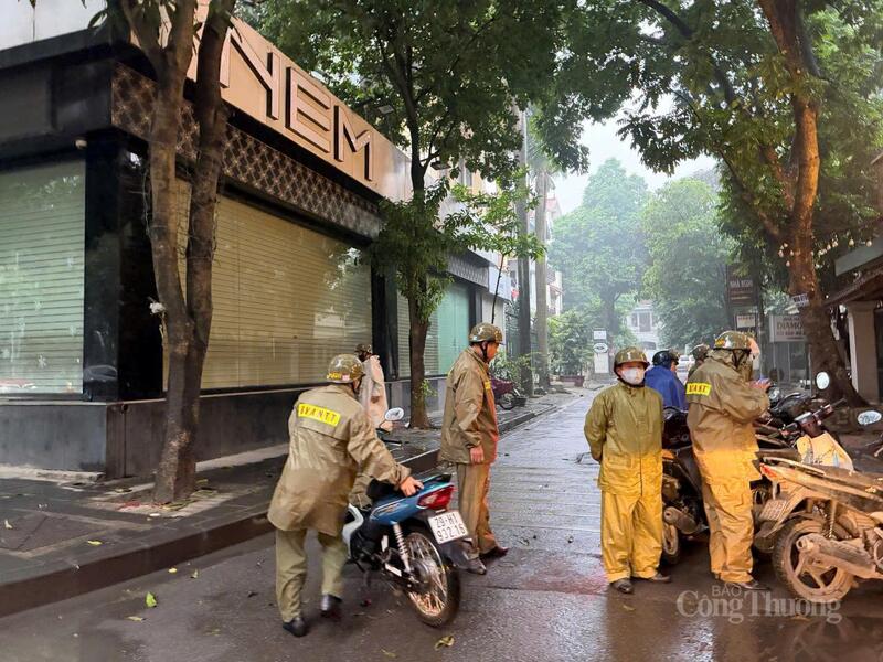 Lực lượng chức năng tham gia nhắc nhở và tuyên truyền tới người dân về chủ trương của thành phố cũng như các quy định của pháp luật.