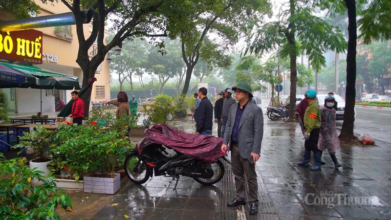 Một cửa hàng lấn chiếm vỉa hè được nhắc nhở, yêu cầu di chuyển đúng nơi quy định.
