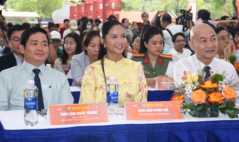 Lãnh đạo TP. Hồ Chí Minh và các đại biểu tham dự lễ khai mạc Ngày của Phở 2025. Ảnh: Minh Khuê