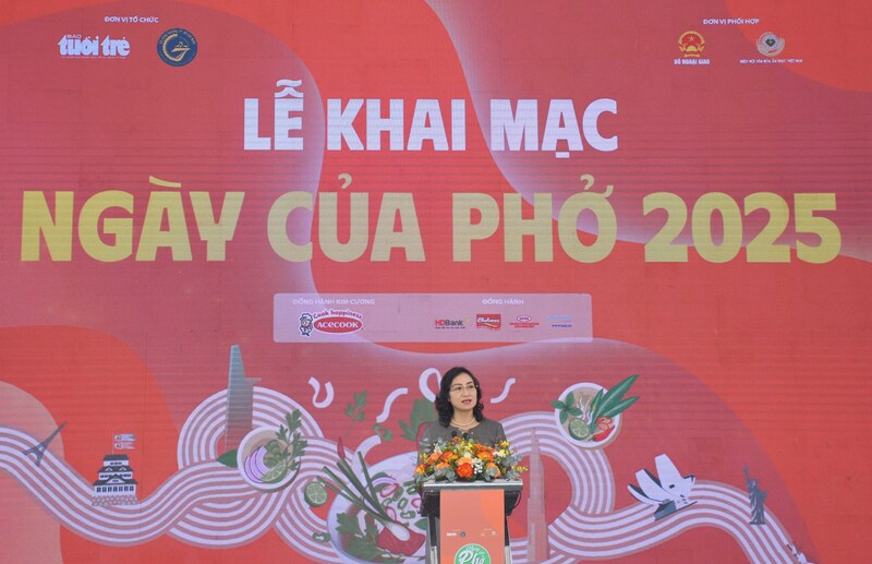 Phát biểu khai mạc sự kiện, Thứ trưởng Phan Thị Thắng khẳng định: Oklavip khuyến mã hấp dẫn mỗi ngày xem “Ngày của Phở” là hoạt động xúc tiến thương mại trọng điểm, thông qua hệ thống Thương vụ Việt Nam ở nước ngoài, Bộ sẽ tiếp tục hỗ trợ đưa các hoạt động quảng bá Phở đến nhiều quốc gia hơn. Ảnh: Minh Khuê.