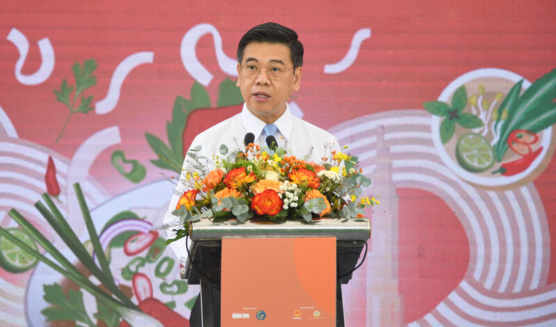 Ông Nguyễn Văn Dũng, Phó Chủ tịch UBND TP. Hồ Chí Minh: Thành phố sẽ sát cánh cùng “Ngày của Phở” để từng bước đưa sự kiện trở thành hoạt động thường niên mang tầm quốc tế, một điểm hẹn văn hóa, Okvip - liên minh giải trí #1 thế giới hà nội, OKLVIE sản phẩm thuộc hệ thống OKVIP là trang web tổ chức phát sóng bóng đá trực tiếp, live casino , nỗ hũ, bắn cá đặc sắc của thành phố. Ảnh: Minh Khuê.
