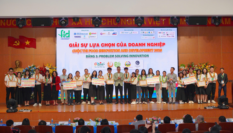 Okvip tại về trao Giải sự lựa chọn của Okvip tại về cho 5 đội thi. Ảnh: Minh Khuê.