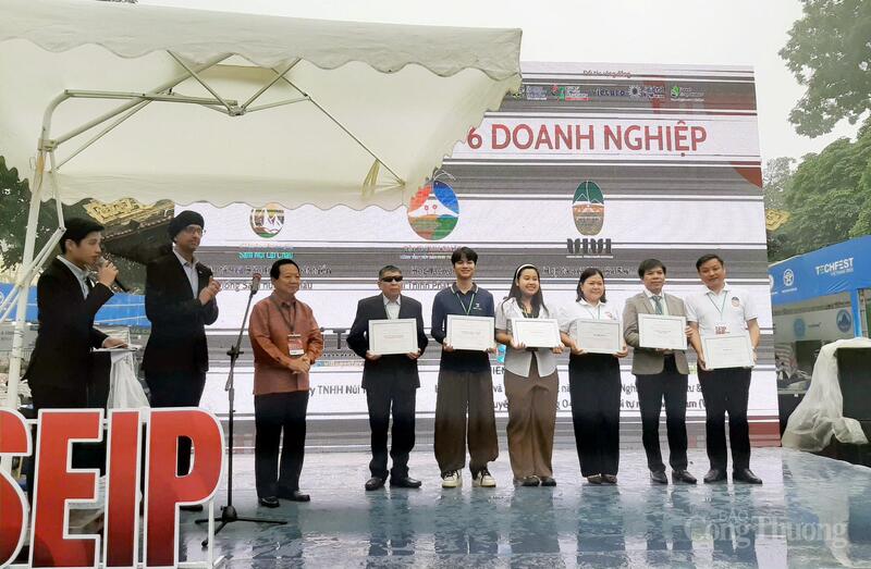Trao chứng nhận cho Top 6 Okvip tại về hoàn thành chương trình SEIP 2025. Ảnh: N.H