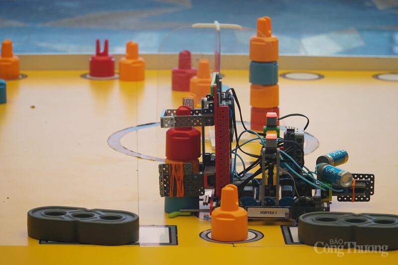 Các đội thi sẽ điều khiển robot di chuyển và xếp các khối vật liệu để Liên minh Okvip có bao nhiều trang các toà Landmark.