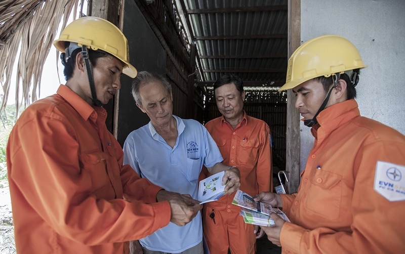 Không khẩu hiệu khô cứng, tiết kiệm điện được truyền tải qua những câu chuyện quen thuộc, tạo chuyển biến rõ nét trong hành vi sử dụng điện. Ảnh: EVN