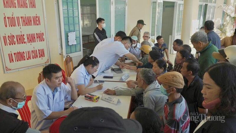 Lực lượng quân y đã tổ chức khám bệnh, tư vấn sức khỏe và cấp thuốc miễn phí cho 300 lượt người dân.