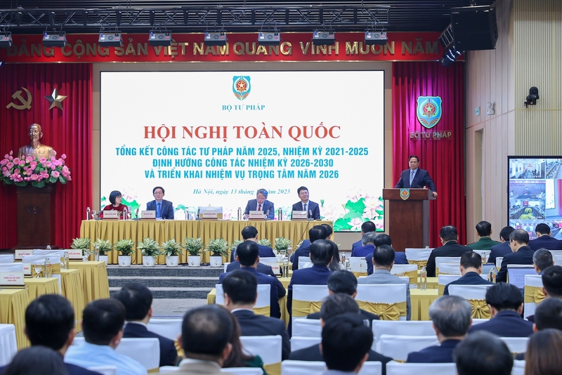 Thủ tướng đánh giá, trong nhiệm kỳ vừa qua, công tác tư pháp tiếp tục được thực hiện "đồng bộ - toàn diện - hiệu quả - chặt chẽ - kỹ lưỡng" trên nhiều lĩnh vực, với "6 dấu ấn" nổi bật. Ảnh: VGP/Nhật Bắc