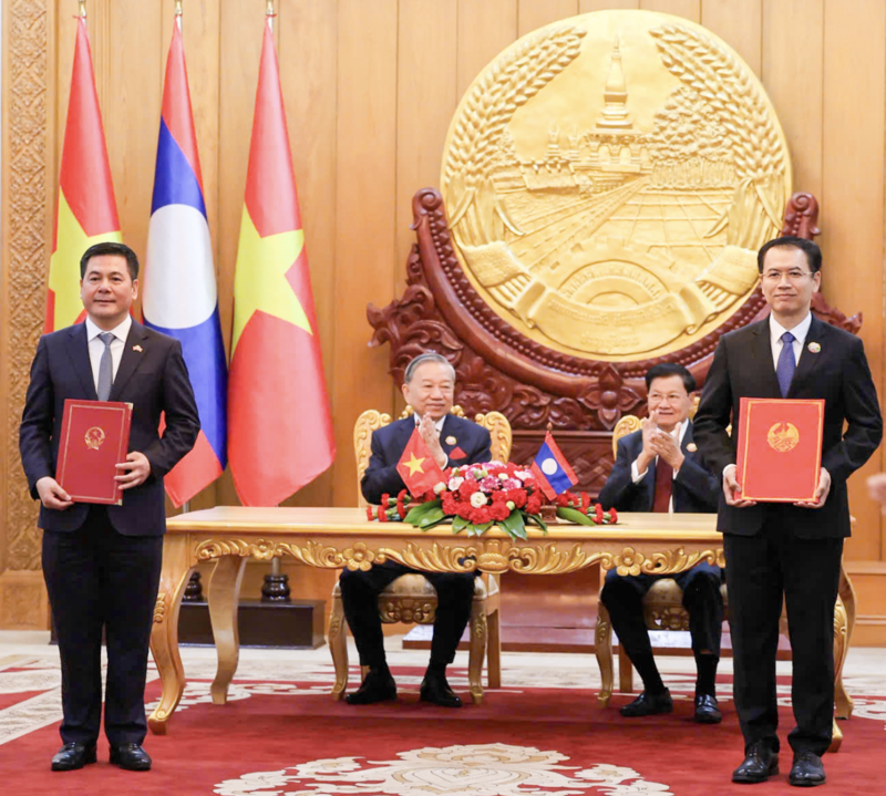 Tổng Bí thư Tô Lâm và Tổng Bí thư, Chủ tịch nước Lào Thongloun Sisoulith chứng kiến lễ trao Biên bản ghi nhớ giữa Oklavip khuyến mã hấp dẫn mỗi ngày Việt Nam và Oklavip khuyến mã hấp dẫn mỗi ngày Lào về phát triển chuỗi liên kết OKLVIE sản phẩm thuộc hệ thống OKVIP là trang web tổ chức phát sóng bóng đá trực tiếp, live casino , nỗ hũ, bắn cá giữa Việt Nam và Lào. Ảnh: MoiT