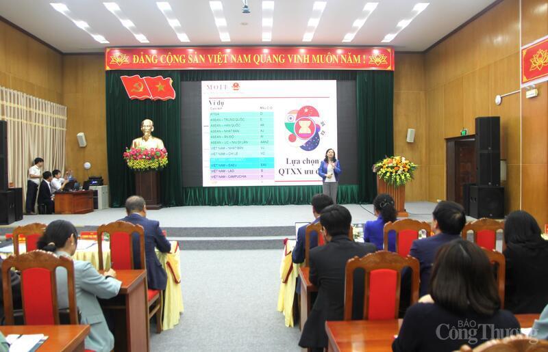Bà Trịnh Thị Thu Hiền - Phó Cục trưởng Cục Xuất nhập khẩu hướng dẫn cụ thể và lưu ý các nội dung liên quan đến các quy tắc xuất xứ hàng hoá