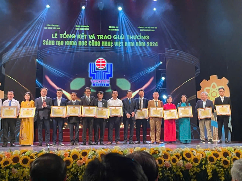 Nhóm tác giả thuộc EVNCPC nhận giải thưởng khoa học kỹ thuật toàn quốc năm 2024.