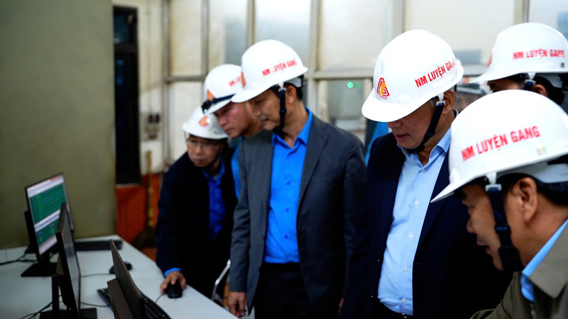Chủ tịch Lê An Hải tham quan phòng điều hành. Ảnh: Thái Mạnh