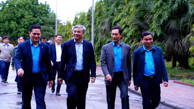 Đoàn công tác tham quan tại Công ty. Ảnh: Thái Mạnh