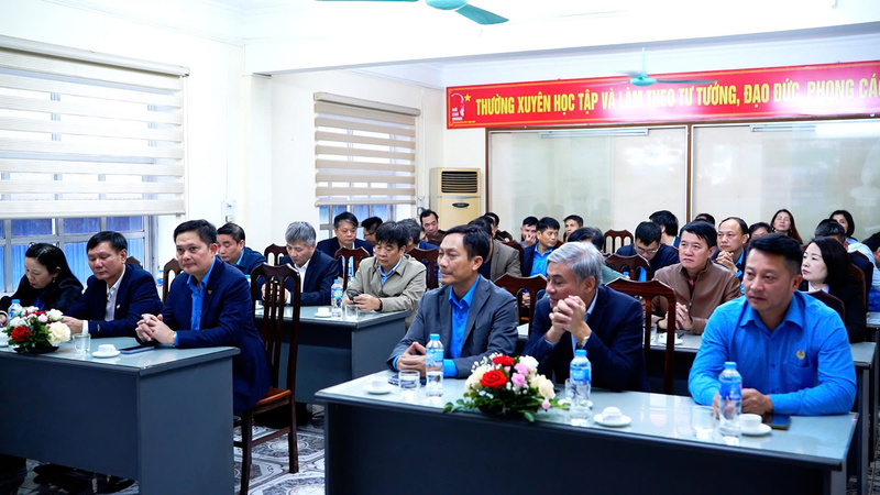 Tập thể cán bộ, người lao động tham dự buổi lễ. Ảnh: Thái Mạnh