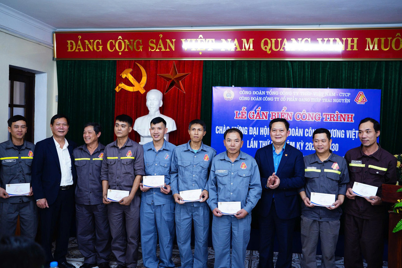 Những món quà ý nghĩa động viên tinh thần người lao động. Ảnh: Thái Mạnh