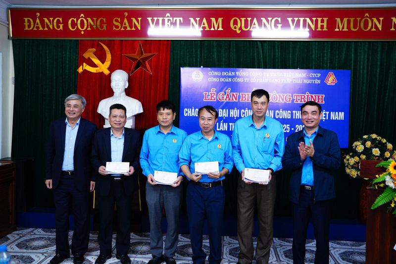 Những món quà được trao tận tay người lao động. Ảnh: Thái Mạnh
