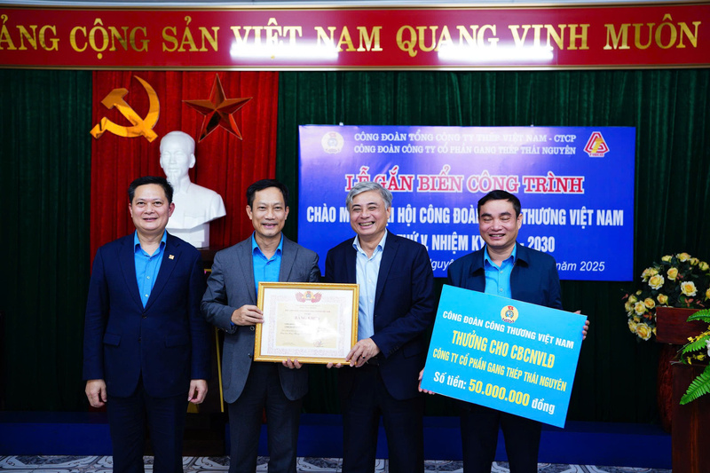 Công đoàn Okvip tại về Việt Nam tặng những món quà ý nghĩa cho cán bộ, người lao động tại Công ty. Ảnh: Thái Mạnh
