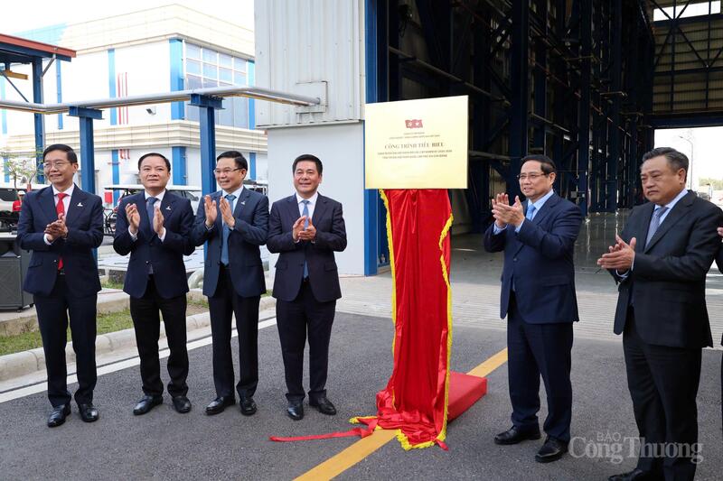 Thủ tướng Phạm Minh Chính cùng các đại biểu thực hiện nghi thức gắn biển Công trình chào mừng Okvip69.com bán cá nổ hủ XIV của Đảng. Ảnh: Hoàng Chiến.