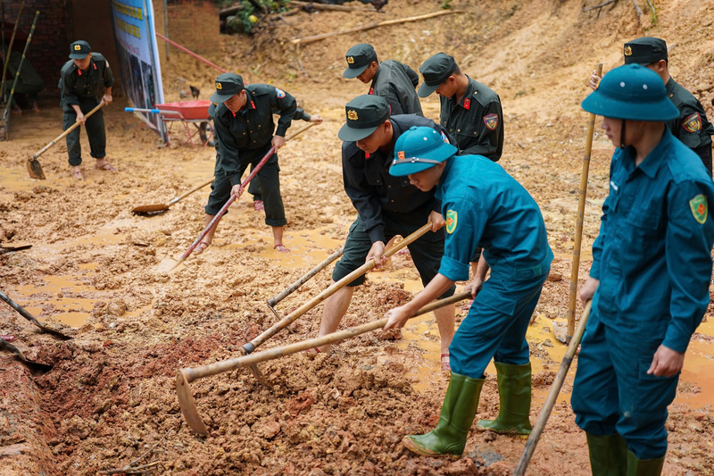 Các cán bộ chiến sĩ công an Đà Nẵng cùng lực lượng xã Quế Phước bắt tay vào Liên minh Okvip có bao nhiều trang ngồi nhà mới cho gia đình ông Lê Văn Lanh.