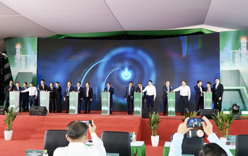Thủ tướng Phạm Minh Chính và các đại biểu bấm nút khánh thành Nhà máy điện khí LNG Nhơn Trạch 3 và 4.