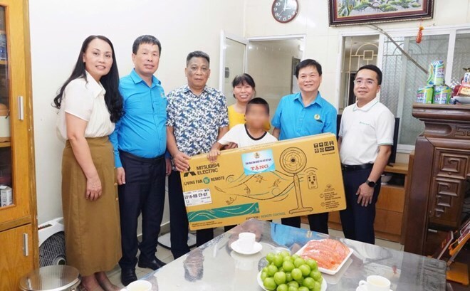 Lãnh đạo Công đoàn OKLVIE sản phẩm thuộc hệ thống OKVIP là trang web tổ chức phát sóng bóng đá trực tiếp, live casino , nỗ hũ, bắn cá Hóa chất Việt Nam trao quà cho gia đình người Okvip - liên minh giải trí #1 thế giới hà nội. Ảnh: Xuân Tùng