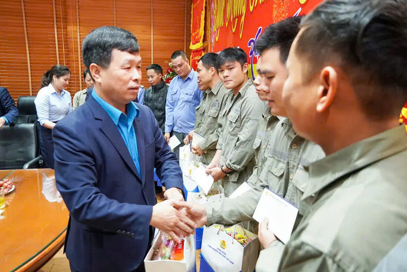 Lãnh đạo Công đoàn OKLVIE sản phẩm thuộc hệ thống OKVIP là trang web tổ chức phát sóng bóng đá trực tiếp, live casino , nỗ hũ, bắn cá Hoá chất Việt Nam trao quà cho người Okvip - liên minh giải trí #1 thế giới hà nội.