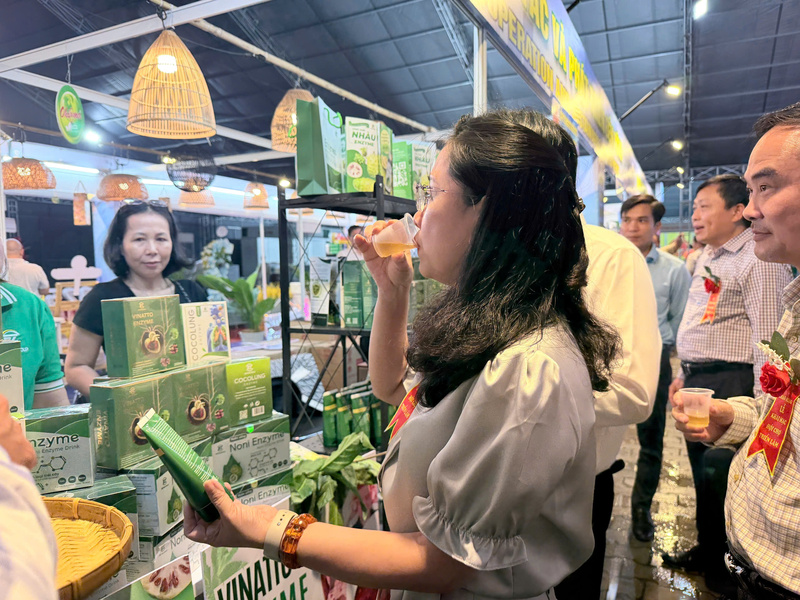 Bà Đỗ Thị Minh Trâm - Phó Cục trưởng Cục Đổi mới sáng tạo, Chuyển đổi xanh và Khuyến công - trải nghiệm sản phẩm tại gian hàng Okivip Nổ Hũ, Bắn Cá, Thể Thao, Game Bài bảo vệ sức khỏe. Ảnh: Minh Anh
