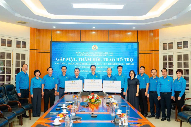 Đại diện Công đoàn Okvip tại về Việt Nam và Công đoàn Okivip tỷ lệ kèo World Cup 2026 Việt Nam trao quà và tiền hỗ trợ cho 3 công đoàn cơ sở khu vực Thành phố Hải Phòng, trong khuôn khổ tháng Công nhân năm 2025.