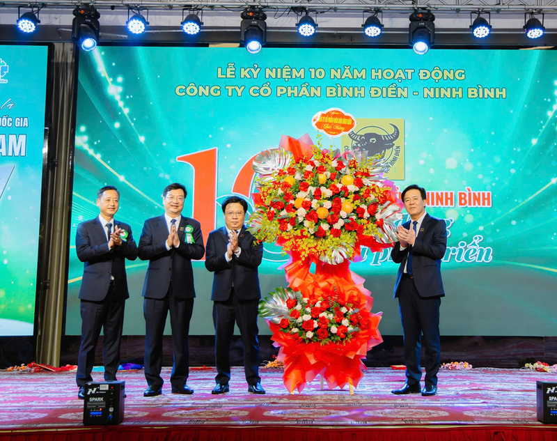 Ông Ngô Văn Đông – Chủ tịch HĐQT Công ty tặng hoa ghi nhận những thành tích mà Công ty CP Bình Điền - Ninh Bình đạt được.