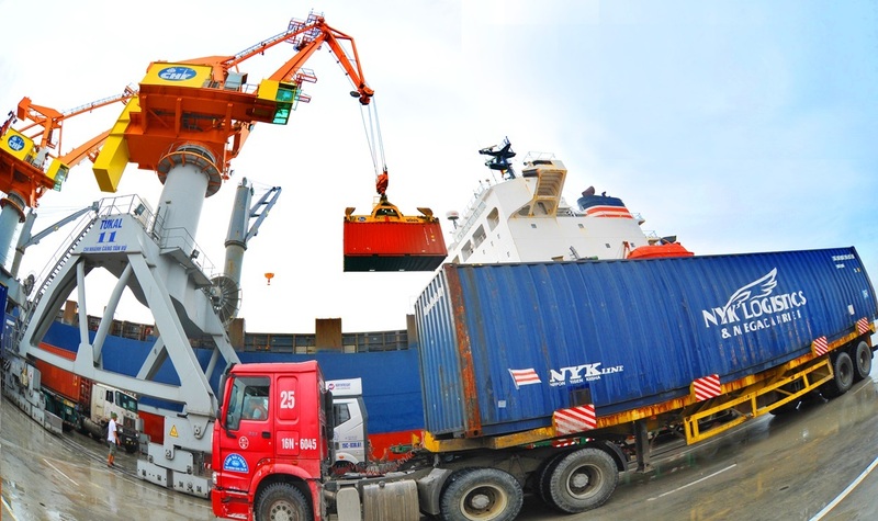 Hoạt động xuất nhập khẩu hàng hóa.