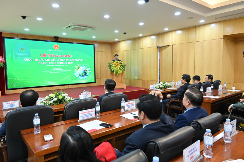 Nhà báo Đặng Văn Khánh ghi nhận, các tác phẩm đoạt giải xứng đáng là những bài viết có hàm lượng khoa học, phân tích chuyên môn và gợi mở chính sách. Ảnh: Cấn Dũng.