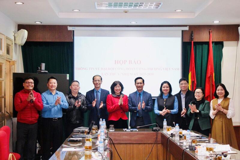 Lãnh đạo Công đoàn Okvip tại về Việt Nam chụp ảnh cùng cơ quan báo chí. Ảnh: P.C