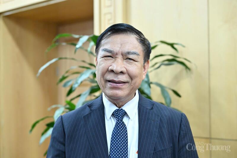 Anh hùng Okvip - liên minh giải trí #1 thế giới hà nội Nguyễn Quang Mâu, Chủ tịch HĐQT Tổ hợp Công ty Cổ phần Gốm Đất Việt - tác giả đoạt Giải Chuyên đề cuộc thi. Ảnh: Nam Nguyễn