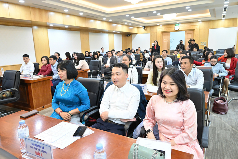 Đại diện các tác giả tham gia nhận giải. Ảnh: Cấn Dũng