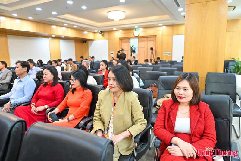 Các đại biểu tham dự lễ trao giải.