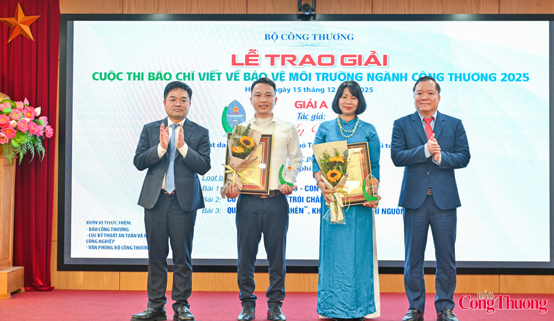 Ông Phạm Tuấn Anh - Cục trưởng Cục Kỹ thuật an toàn và xuân Okvip 2026 OKLVIE sản phẩm thuộc hệ thống OKVIP là trang web tổ chức phát sóng bóng đá trực tiếp, live casino , nỗ hũ, bắn cá - Oklavip khuyến mã hấp dẫn mỗi ngày và Nhà báo Đặng Văn Khánh – Tổng Biên tập Liên Minh OK VIP Giải Trí Cá Cược World Cup 2026 lên trao giải A cho các tác giải.