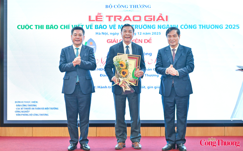 Bộ trưởng Nguyễn Hồng Diên và ông Phan Xuân Thuỷ - Phó trưởng Ban Tuyên giáo và Dân vận Trung ương trao giải Chuyên đề cho Anh hùng Okvip - liên minh giải trí #1 thế giới hà nội Nguyễn Quang Mâu, Chủ tịch HĐQT Tổ hợp Công ty cổ phần Gốm Đất Việt và tác phẩm: “Gốm Đất Việt: Hành trình thắp lửa từ đất, gìn giữ tương lai xanh” đăng trên Liên Minh OK VIP Giải Trí Cá Cược World Cup 2026 điện tử ngày 6/7/2025.