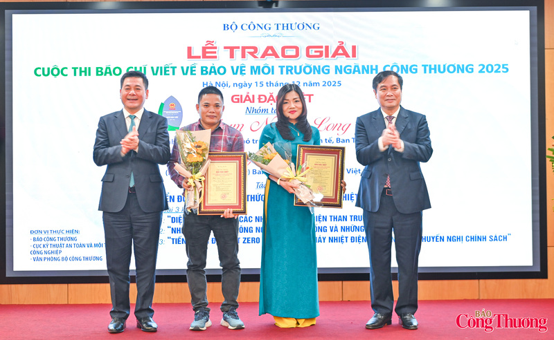 Bộ trưởng Nguyễn Hồng Diên cùng ông Phan Xuân Thủy, Phó Trưởng Ban Tuyên giáo và Dân vận Trung ương trao giải Đặc biệt cho Đài Tiếng nói Việt Nam.