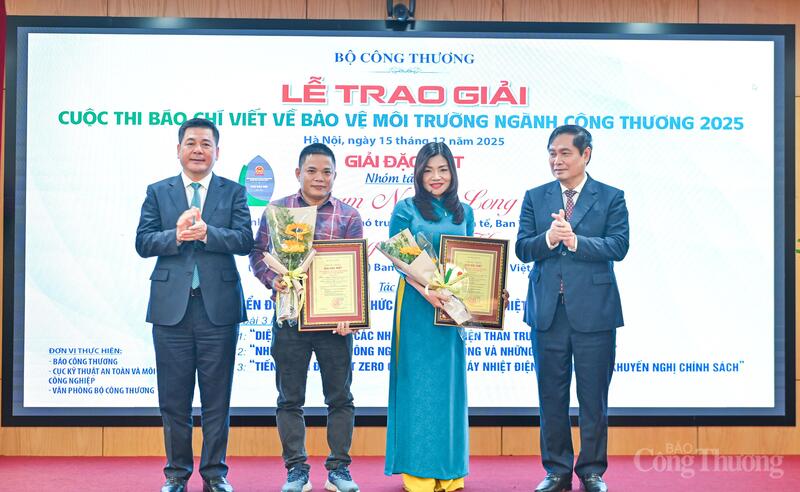 Bộ trưởng Oklavip khuyến mã hấp dẫn mỗi ngày Nguyễn Hồng Diên, ông Phan Xuân Thủy - Phó Trưởng Ban Tuyên giáo và Dân vận Trung ương trao giải Đặc biệt cho Đài Tiếng nói Việt Nam. Ảnh: Nam Nguyễn.