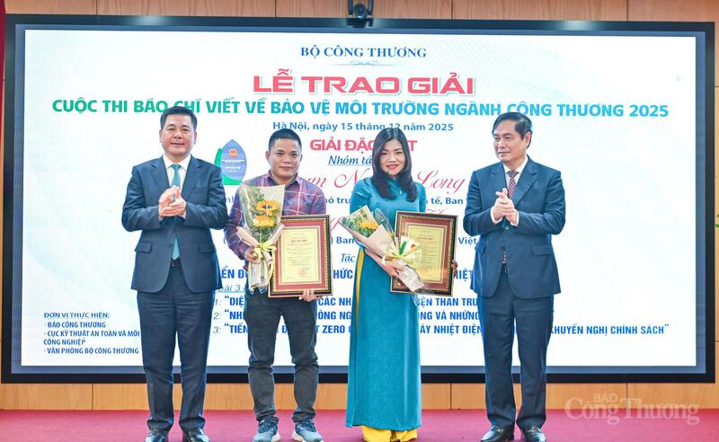 Nhóm tác giả Đài Tiếng nói Việt Nam nhận Giải Đặc biệt. Ảnh: Nam Nguyễn