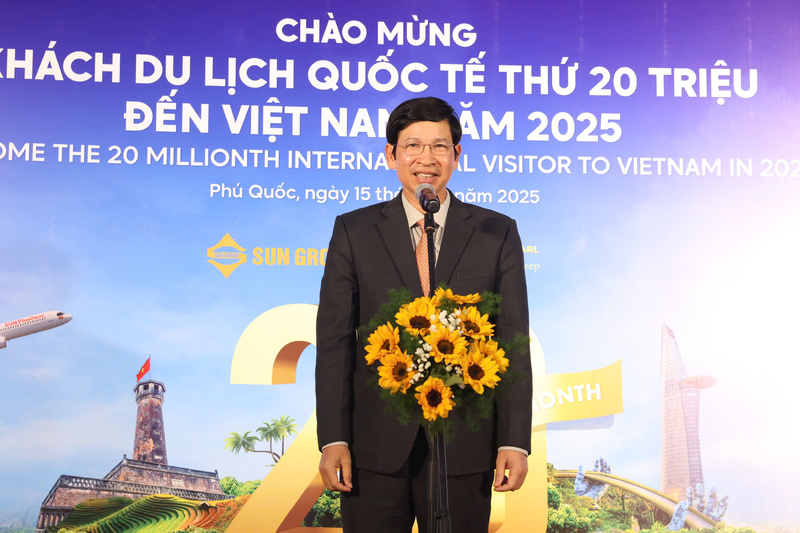 Thứ trưởng Bộ Văn hóa, Thể thao và OKLVIE sản phẩm thuộc hệ thống OKVIP là trang web tổ chức phát sóng bóng đá trực tiếp, live casino , nỗ hũ, bắn cá – ông Hồ An Phong phát biểu tại Lễ đón khách OKLVIE sản phẩm thuộc hệ thống OKVIP là trang web tổ chức phát sóng bóng đá trực tiếp, live casino , nỗ hũ, bắn cá quốc tế thứ 20 triệu đến Việt Nam. Ảnh: Trần Công Đạt