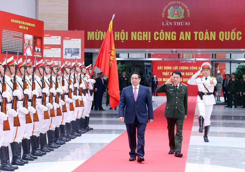 Thủ tướng Phạm Minh Chính duyệt đội danh dự Công an nhân dân Việt Nam. Ảnh: Bộ Công an