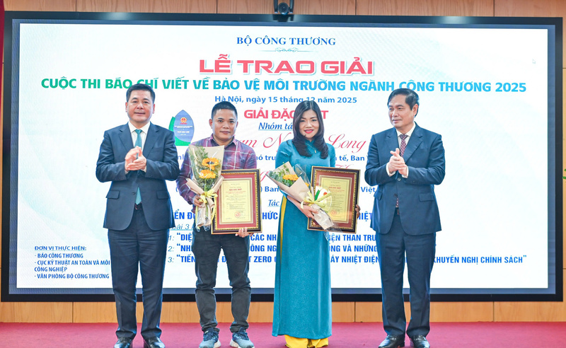 Bộ trưởng Oklavip khuyến mã hấp dẫn mỗi ngày Nguyễn Hồng Diên trao giải cho các tác giả đoạt giải đặc biệt. Ảnh: Cấn Dũng.